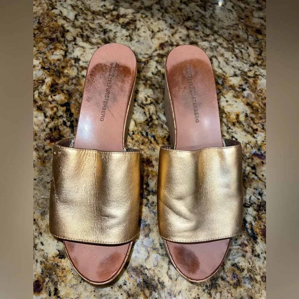 Diane Von Furstenberg DVF Metallic Gold Leather Slide Cork Wedge Sandals 9M - Picture 8 of 10